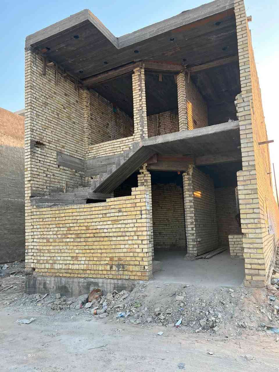 سلام عليكم للبيع بيت هيكل الموقع سلطان ثالث ثاني شارع بصف اركن من جهت مشروع بهيه لاستفسار ***********
