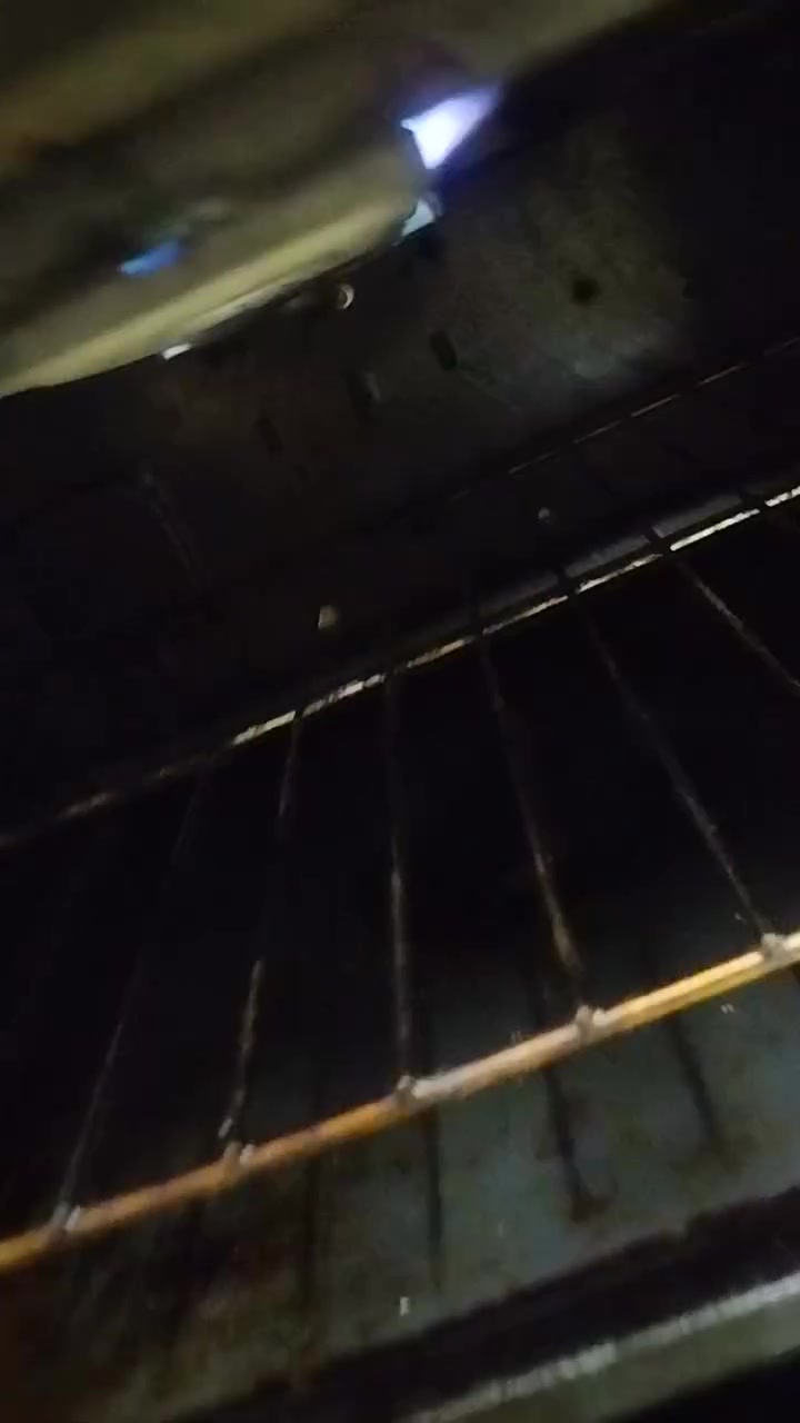السلام عليكم اخوان  طباخ لبيع بحاله جيده كما موضح بلفديو كل عيونه والفرن شغال لكن عيب دكمه العين الجبيره تحتاج تبديل وباب الفرن مينسد كوله يحتاج تعديل بسيط لكن العيون شغاله وبحاله جيده السعر 60


**إذا كنت صاحب هذا الإعلان وتريد حذفه لأي سبب، رجاءا أرسل رسالة إلى الدعم الفني**