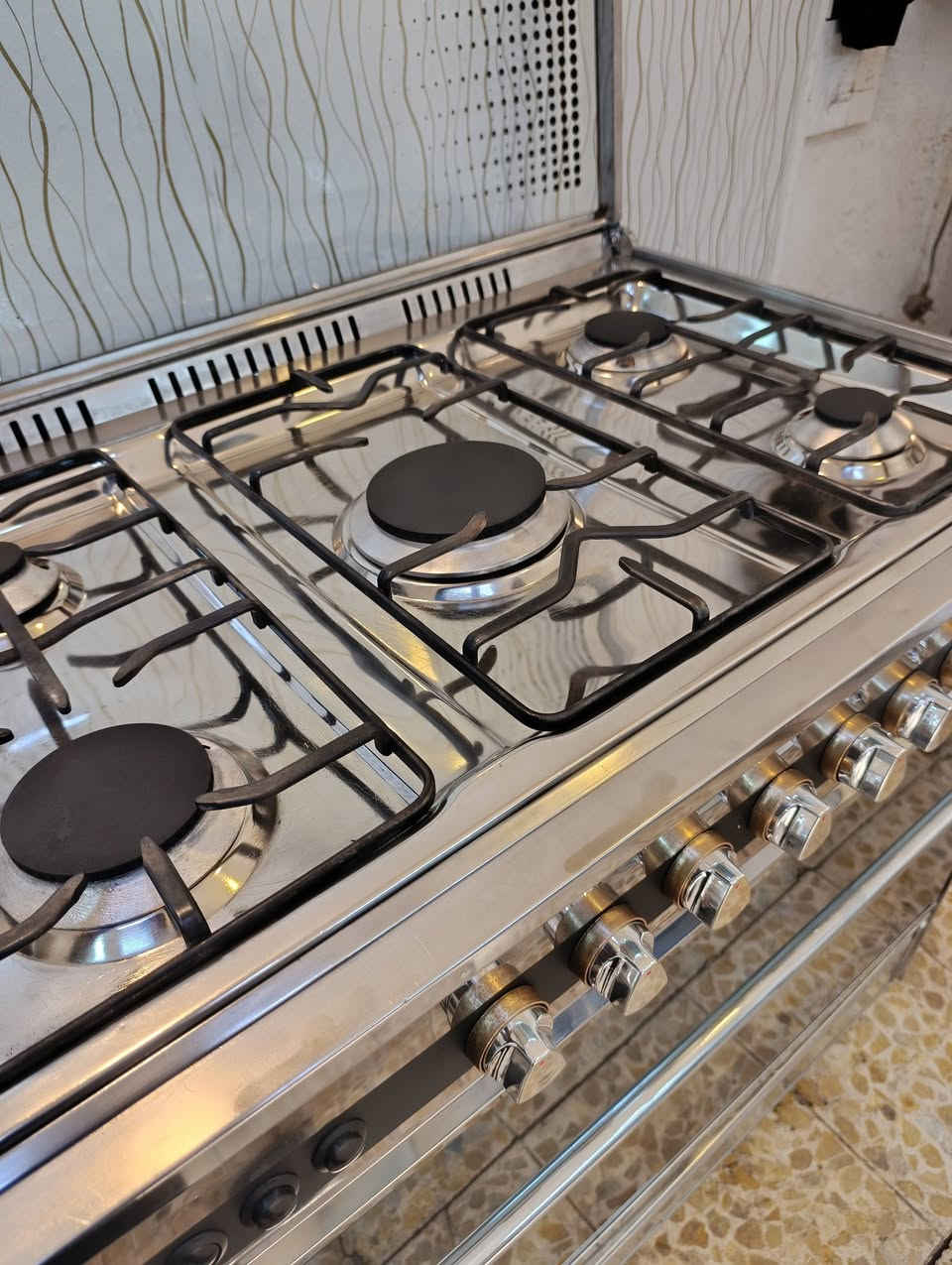 سلام عليكم طباخ يوني فينصل الايطالي طباخ اخو الجديد افران منفصله يشتغل فوك وجوه بنفس الوقت او طفين واحد وشغلين واحد حسب الرغبه نضام سيفتي حمايل للطفال العنوان بغداد الامين شارع صيدليه النضاميه قرب افران السلام ***********
