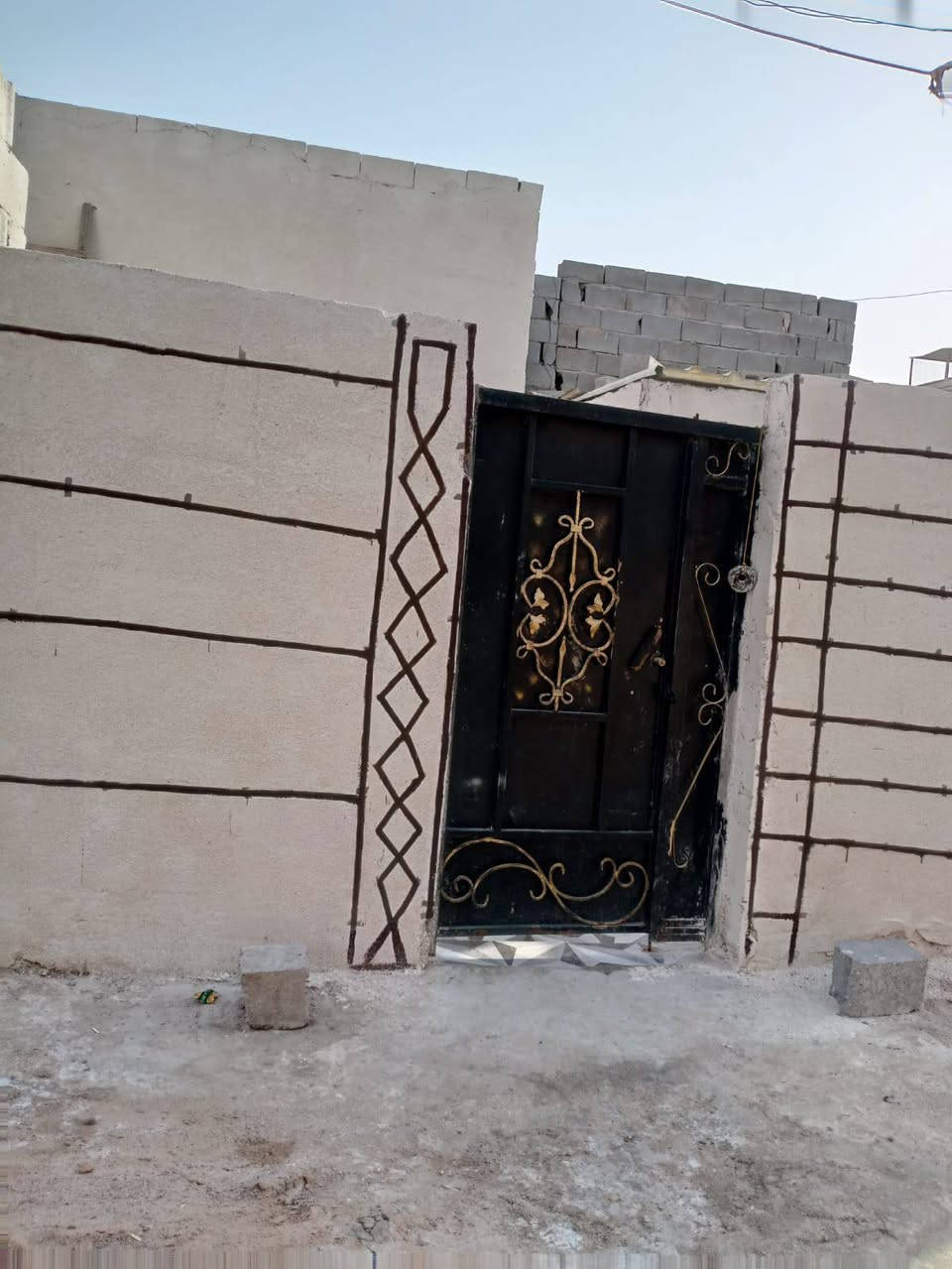السلام عليكم عدي بيت بناه قديم مو كلش بل الجزيرة بزين العابدين بل بدايه بكاع فحام  كلش قريب عل ربع سايدات مساحته 130  طابو ملك زراعي عراقي بيه ثنين غرف او ديوانيه وصاله مطبخ وصحيات بيت والسقف كونكريت كله سراميك كهرباء جديد سعره 47 بيه مجال  ***********
