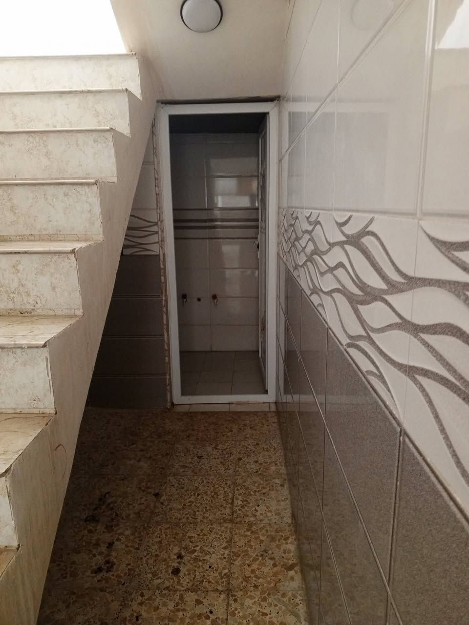 ياالله دار للبيع النجف الاشرف شارع المطار القديم مقابل تقاطع شارع علكم الشبلي مباشره المساحه 100متر طابو زراعي 25 مشمول بل تمليك يحتوي على غرفه وصاله ومطبخ واستقبال وحمام داخل وخارج كاشي سيراميك صب كونكريت بناء طابوق نهروان شقل جناي ومرتب وبلاش السعر بلاش 38مع المجال للاستفسار الاتصال او المراسله ***********
