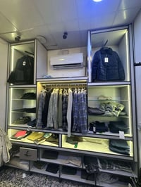 ديكور محل ملابس تكمه دبل مستعمل اقل ٤اشهر للاستفسار 07727090047 بيه وا...