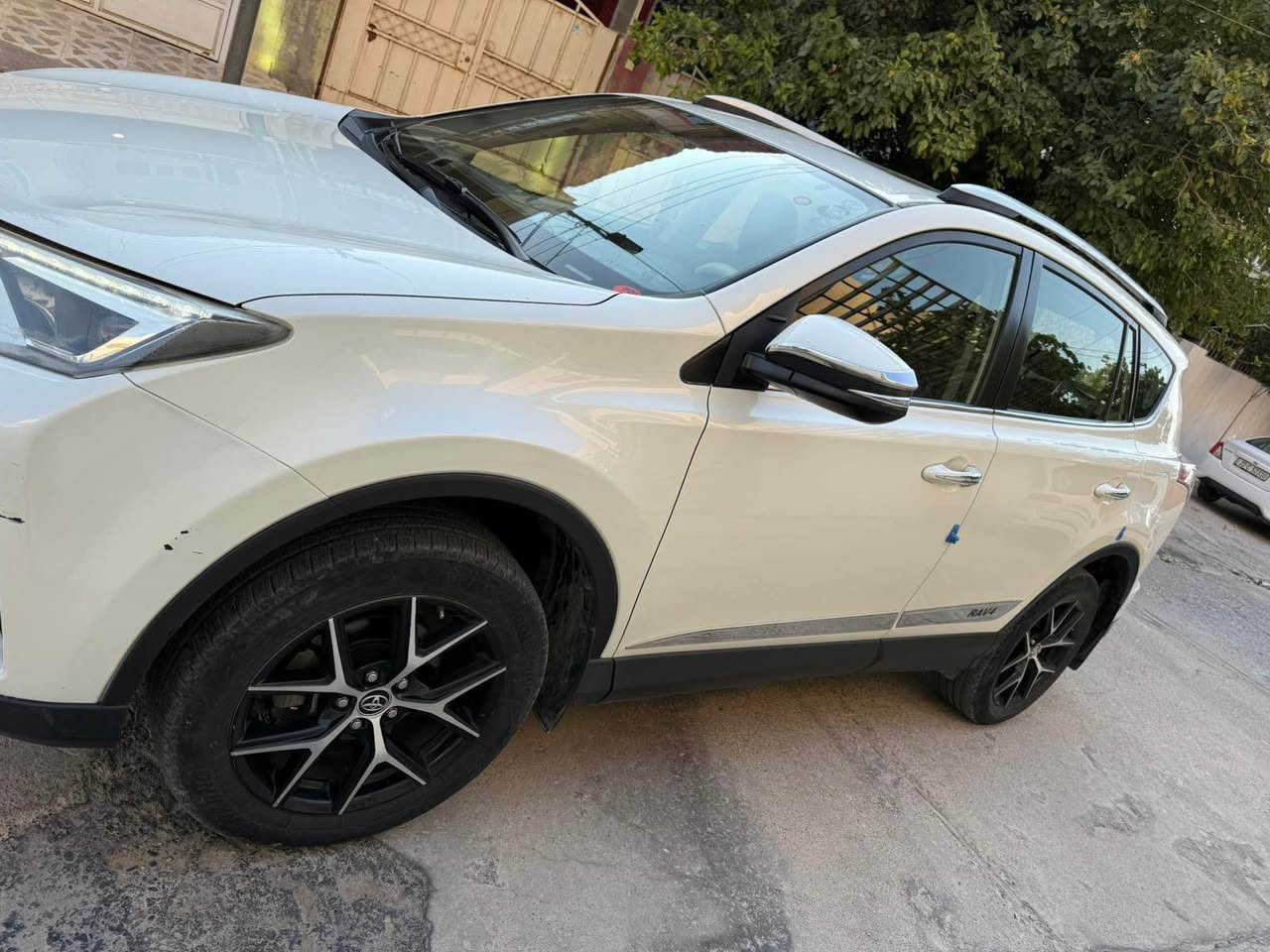 بسم الله الرحمن الرحیم
کوردی/ عربي
تۆیۆتا راڤ فۆڕ خەلیجی Rav4
مۆدێل ٢٠١٨
فول فول مواصفات 
مواسەفاتەکان زۆرن ناژمێردرێن تەنها ئەوە بزانە لەو مۆدێلە لەوە فولتری نیە
سەیارەکە بێ بۆیاخە بێ ساردە  هیچ هیچی نیە
دەعامی بۆ دەعامی هەموشتێکی بەشەرت گێر مەکینە کارەبایی حدادی چیت دەوێ بەشەرت
سەنەوی  بەناو خۆمە نوێیە هەتا ٢٠٢٩ هەفتەیەکە چوار تایەی دەرەجە یەکم بۆ بەستاوە
سەیارەکە بیانو بڕە ئەوە راستیە
١٧٠ کم هەزار رۆشتوە
بە نسبەت سعرەکەی داوای ٢٣٠ وەرەقەی لێدەکەم و معامەلەشی تێدایە.
شوێن کۆیە
پەیوەندی تەلەفۆن و وەتس ئەپ
***********
0770 460 5750
تێبینی: تکایە نامە بۆ من مەنێرن من تەنها بڵاومکردۆتەوە پەیوەندی بە ساحێب سەیارەوە بکەن رەقەمی مەوجودە

راف فور خلیجی ٢٠١٨
فول فول مواصفات اعلی فیئە ماکو احد مثلها
مابیها ای ضر ولا صبغ ولاتعدیل بارد
المحرک و گیر و حدادیە کلها ابشرط
دعامیە لدعامیە کلها بشرط مابیها ای نواقص
سیارە ماشیە ١٧٠ کم
سیارە بأسمی تحویل وکالە بشرت نفس الیوم
بنسبە سعر رایدین  ٢٣٠ $ و بیها مجال للطیبین
اخوان ممکن اتصال عبر تلفون او واتس اب علی هذا رقم
0770 460 5750
***********
ملاحضە: انی فقط نشرت سیارە مو مالی اذا تریدون اتصل بصاحب سیارە  رقمهو موجود أربيل, العراق
