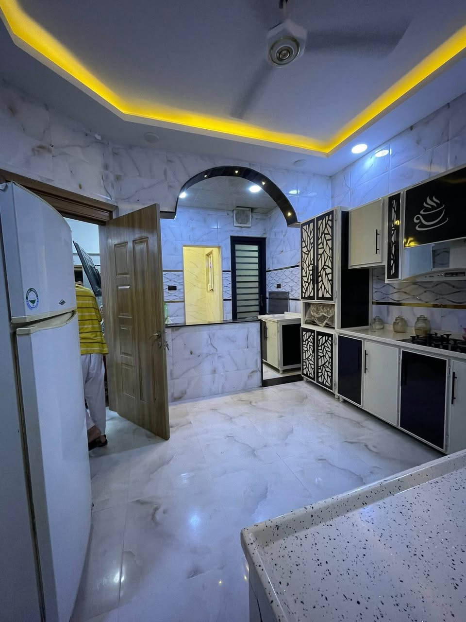 السلام عليكم
#عروض_عقارات_البدوي 
دار للبيع حي الصديق 
مساحه ٢٠٠ متر واجها ١٠ متر 
شارع تبليط ١٢ متر واتجاه الدار جنوب غربي 
يتكون من طابقين ٦ غرف نوم  مع خدمات بالطابقين 
سنه البناء ٢٠٢٤ 
للاستفسار مراجعه مكتب البدوي او الاتصال بنا 
*********** /***********
