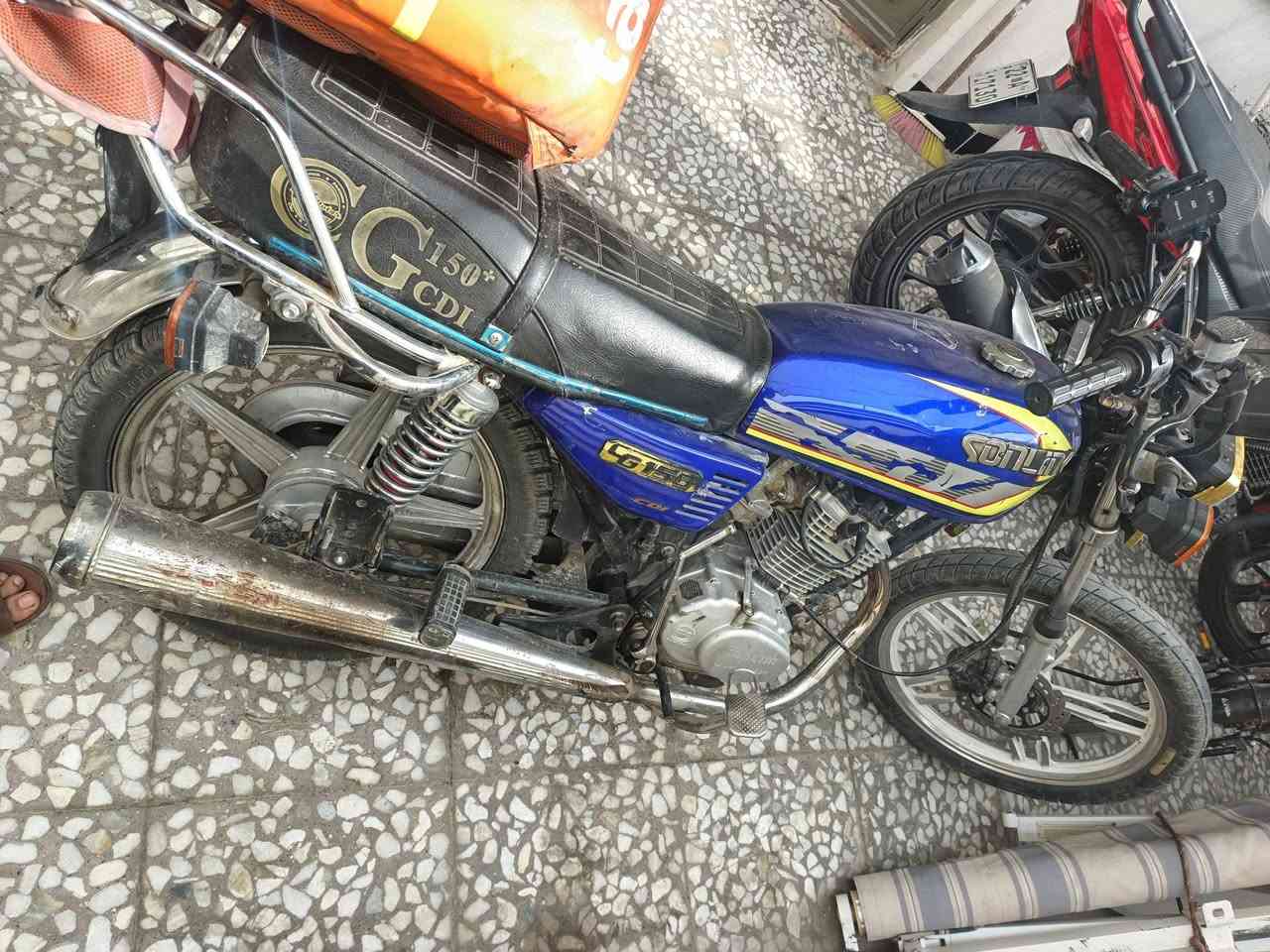 السلام عليكم ايرانيه سولنك موديل ٢٣ دراجه بيها نواقص ونضوح دهن شغاله وتمشي مكاني البياع السعر ٣٥٠ وبيهه مجال ***********
