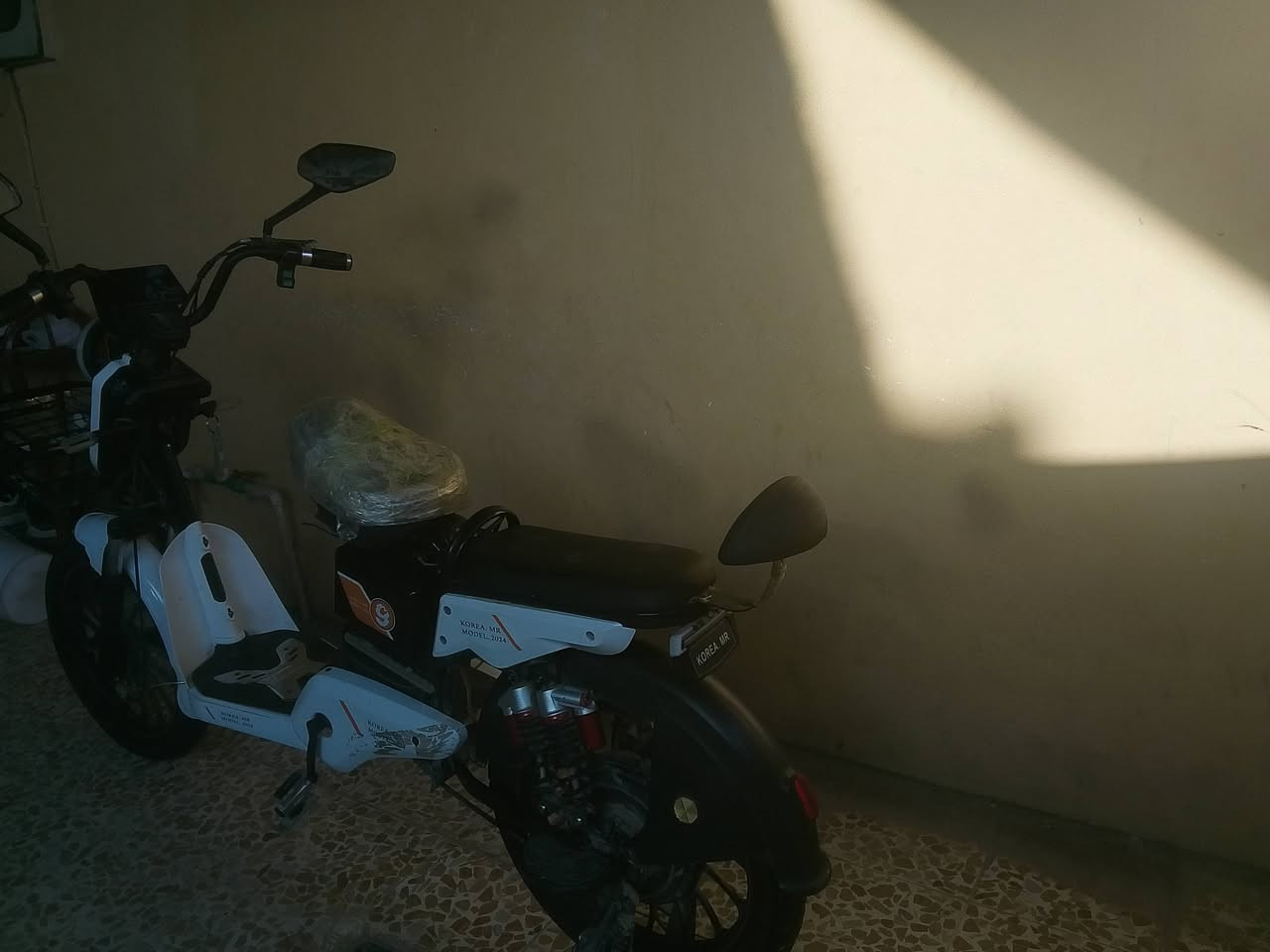 السلام عليكم ماطور شحن للبيع الماطور بي الملف عاطل بس يمشي والبطاريات نص عمر 4بطاريات كهربائية كلها شغاله ***********
