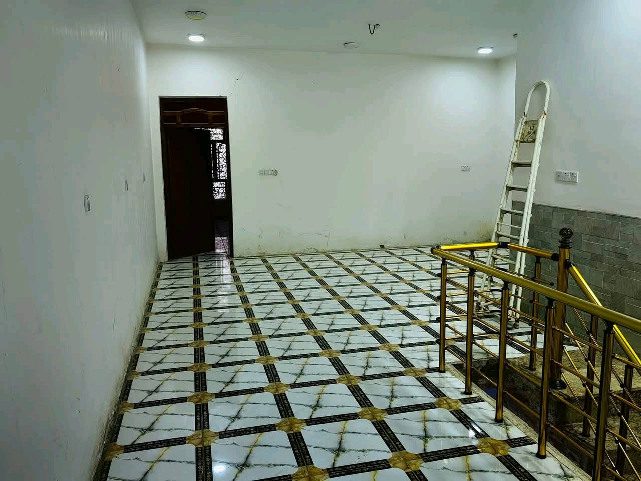 بيت للبيع بناء درجه اولى مسلح حي المعلمين الجديد شارع البطاقة الوطنية قرب اسواق طيوفه المساحة 156 متر  يحتوي على 3 غرف نوم صالتين 3 حمامات واحد غربي وشرقي، المطبخ يحتوي على كاونتر HDF جديد وسيراميك تركي وزارة البيت سيراميك تركي ، السطح ايزوكام، ارضية البيت مرمر فوليت تركي درجة أولى الدرج مرمر مع محجر الطابق الثاني سيراميك، كراج سيارة مع سقيفة، مع مقطورة وسخان وماطور ماء...
لمعرفة السعر على الرقم ادناه ***********