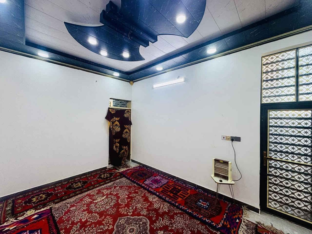 يا اللّٰه يوجد لدينا 100 مترالبيع مربع النجف مجمع بيتي الثاني بصف ركن مال السلطان ٦٠ شارع البيت تجاري 15 شغل درجة الأولى يتكون من صالة الاستقبال غرفة عدد واحد مطبخ صحيات خارجية داخلية سعر  خاص  طابو صرف طابوق جمهوري صب كونكريت الاستفسار *********** يوجد واتساب
