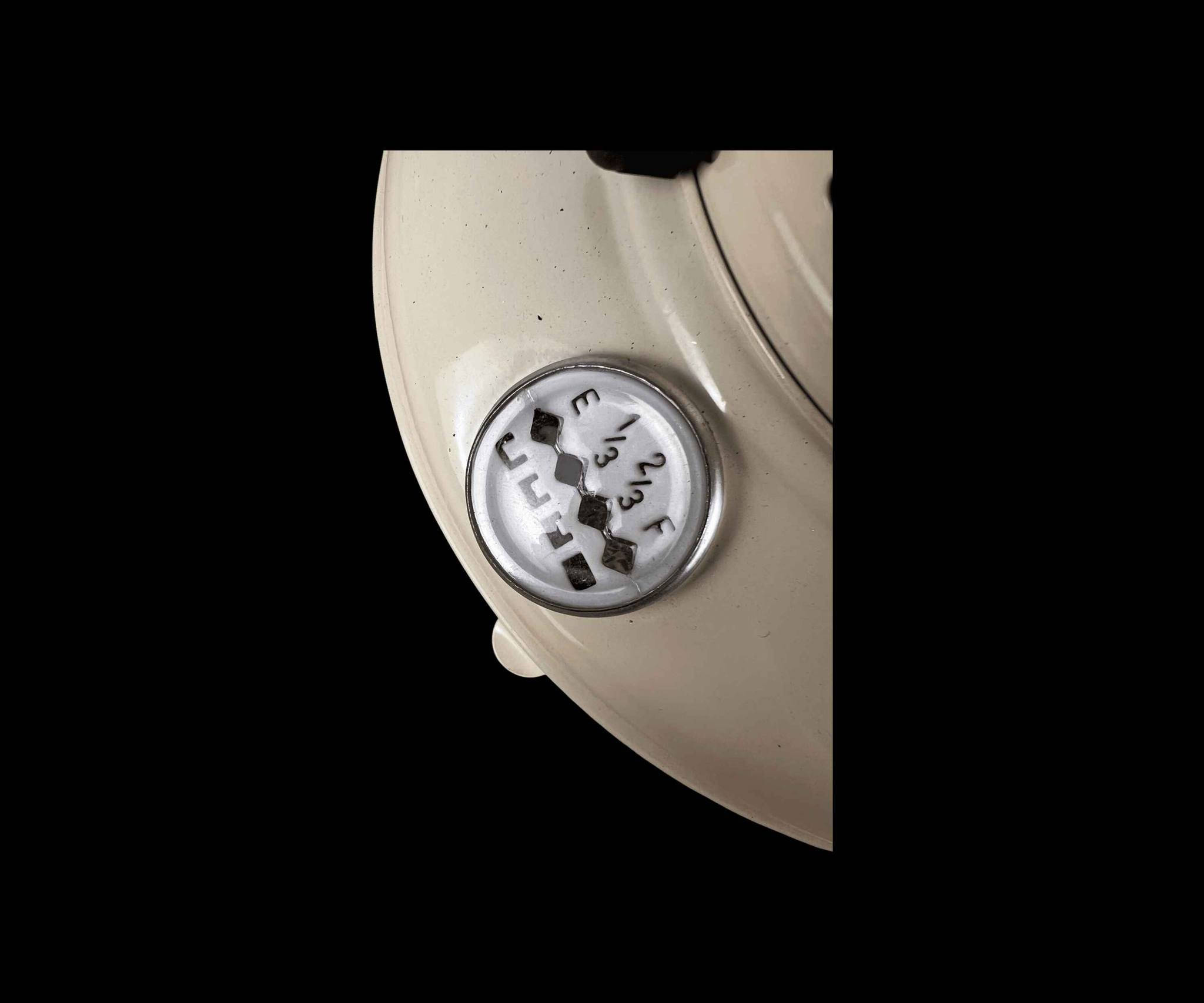 صوبة علاء الدين نفطية كلاسيك – NIKOOKAR (موديل Valor 600)

الاستخدامات

تدفئة الغرف، المجالس، والمنازل في فصل الشتاء.

مناسبة للاستخدام داخل البيوت، المخازن، أو الأماكن التي لا يتوفر فيها كهرباء.

خيار عملي للتدفئة أثناء الطوارئ أو انقطاع التيار الكهربائي.

تُستخدم بالوقود النفطي (الكاز  النفط الأبيض).

المميزات

تصميم كلاسيكي قوي من المعدن يتحمل الاستخدام الطويل.

تعمل بدون كهرباء، اعتمادًا كاملًا على الوقود النفطي.

مزودة بمؤشر مستوى الوقود لمراقبة الكمية بسهولة.

نظام فتيل داخلي للتحكم بدرجة اللهب والحرارة.

قاعدة ثابتة بأرجل معدنية لثبات أفضل أثناء التشغيل.

شبكة علوية معدنية لتحمل الأواني أو توزيع الحرارة.

مقبض جانبي معدني لتسهيل الحمل والنقل.

فتحات تهوية محيطة لضمان احتراق متوازن.

تصميم آمن مع غطاء علوي للحماية.

المقاسات التقنية:

ارتفاع المنتج: 41 سم

قطر المنتج: 23 سم

محتويات الصندوق

صوبة علاء الدين نفطية NIKOOKAR

فتيل داخلي (مركّب)

عبوة التغليف الأصلية

الملاحظات

تعمل على الوقود النفطي فقط (نفط أبيض).

يُفضل استخدامها في مكان جيد التهوية.

لا تحتاج إلى كهرباء أو بطاريات.

قد يختلف لون الطلاء أو تفاصيل بسيطة حسب الدفعة.

قياس الكارتون:

الطول: 24 سم

العرض: 24 سم

الارتفاع: 42 سم

للحجز والاستفسار مراسلة الصفحه 🫥 بغداد, العراق


**إذا كنت صاحب هذا الإعلان وتريد حذفه لأي سبب، رجاءا أرسل رسالة إلى الدعم الفني**