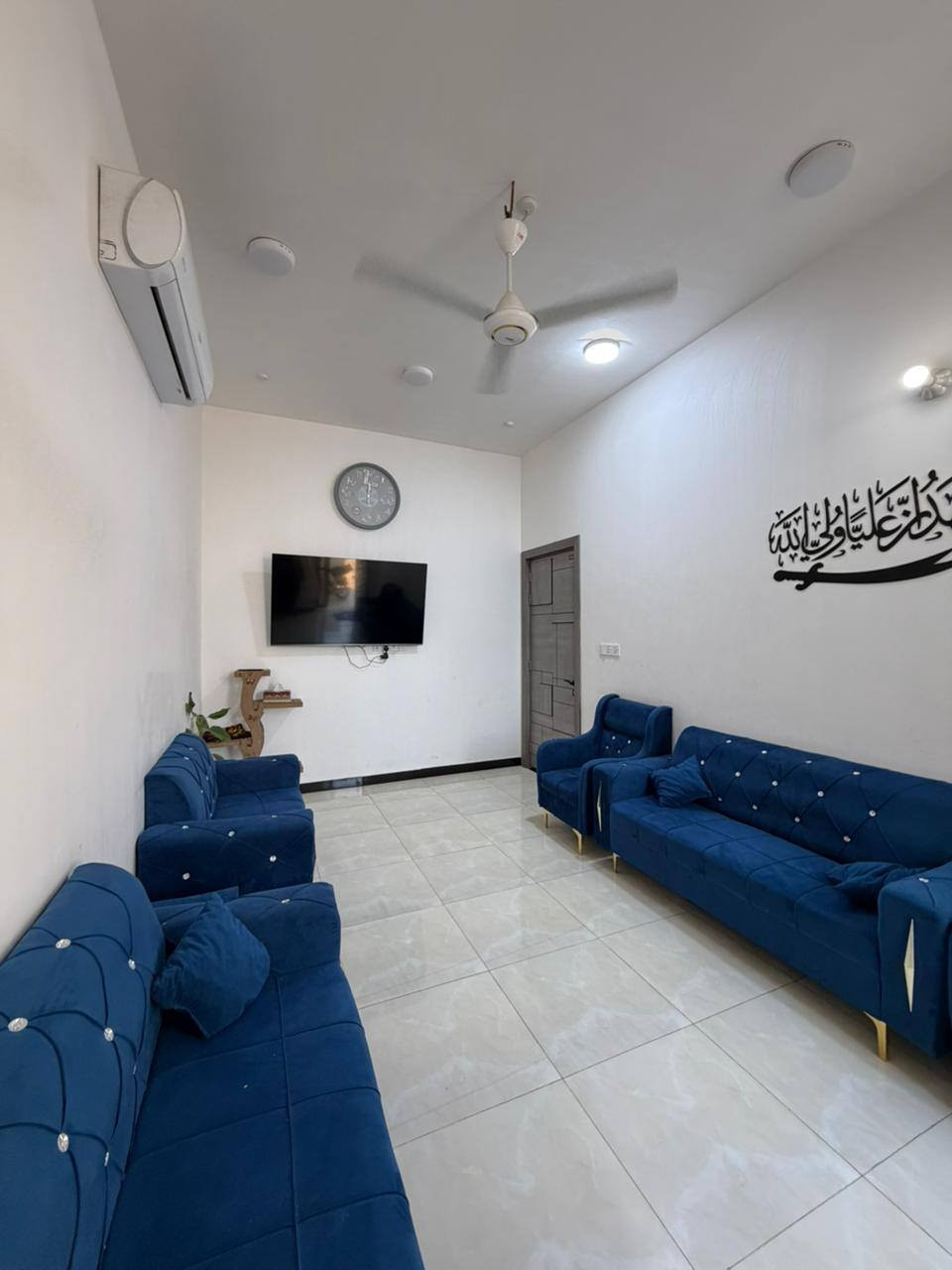 بيـت للبيـع 
📍في شارع 100 طابو زراعـي  سند 25 
المساحـة.  115م   الواجهـة.  5م   النـزال   23م
قريـب عن الشارع الرئيسي طابقين
الطابق الاول يحتوي ( غرفة - استقبال - صالة - مطبخ مفتوح - صحيات داخل وخارج ) 
الطابق الثاني غير كامل فقط هيكل 
للاستفسار الاتصال على الارقام التالية 
             ***********
             ***********

