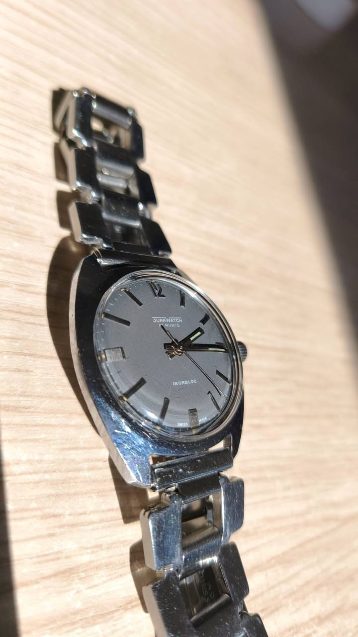 ساعە سوسری نصب تكویك 1969مینا سمینتی رصاصی شغال مضبوط قطر ۳٦مم سعر 100الف


**إذا كنت صاحب هذا الإعلان وتريد حذفه لأي سبب، رجاءا أرسل رسالة إلى الدعم الفني**