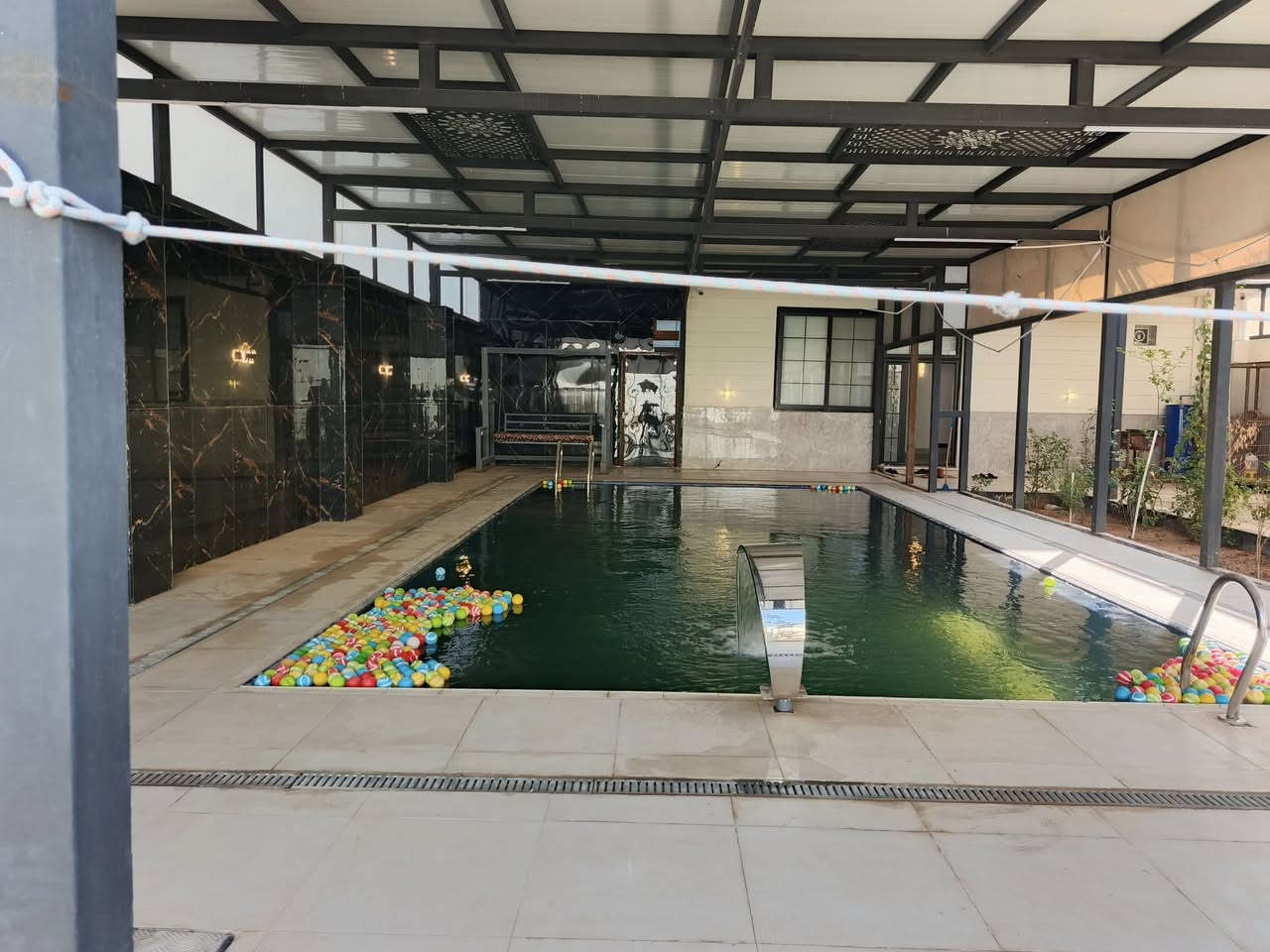 بية للبيع المساحه 500متر خدمات كامله تبليط ماء مجاري نوع السند 117عنوانه كربلاء قرب نهر الهنيديه قريب على حولي ابو مهدي المهندس البناء حديث كراج مسبح حديقه صاله صحيات داخليه مطبخ استقبال الطابق الثاني صحيات وصاله وغرفة نوم ينباع مع الاثاث للتواصل ومعرفة السعر الاتصال على الرقم ***********
