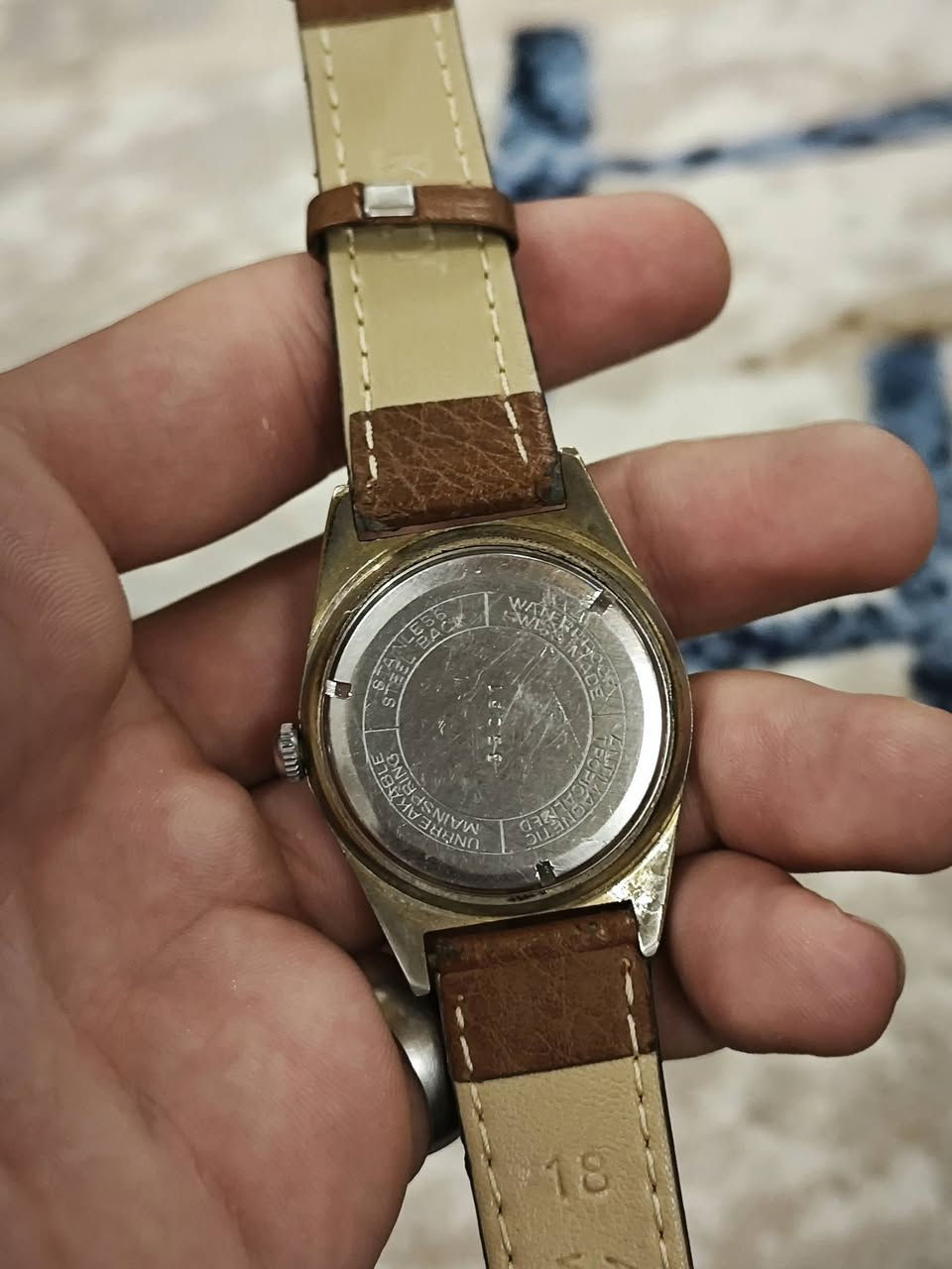 ساعة سويسري 
أنتاج قديم 
الساعة تكويك
تاريخ شغال 
ماكنه سويسري 
تحتوي على 23 حجر 
نظافة تامه 
سير جلد طبيعي 
السعر 55 الف وبيها مجال 
للتواصل واتساب أو الاتصال على الرقم 
***********
