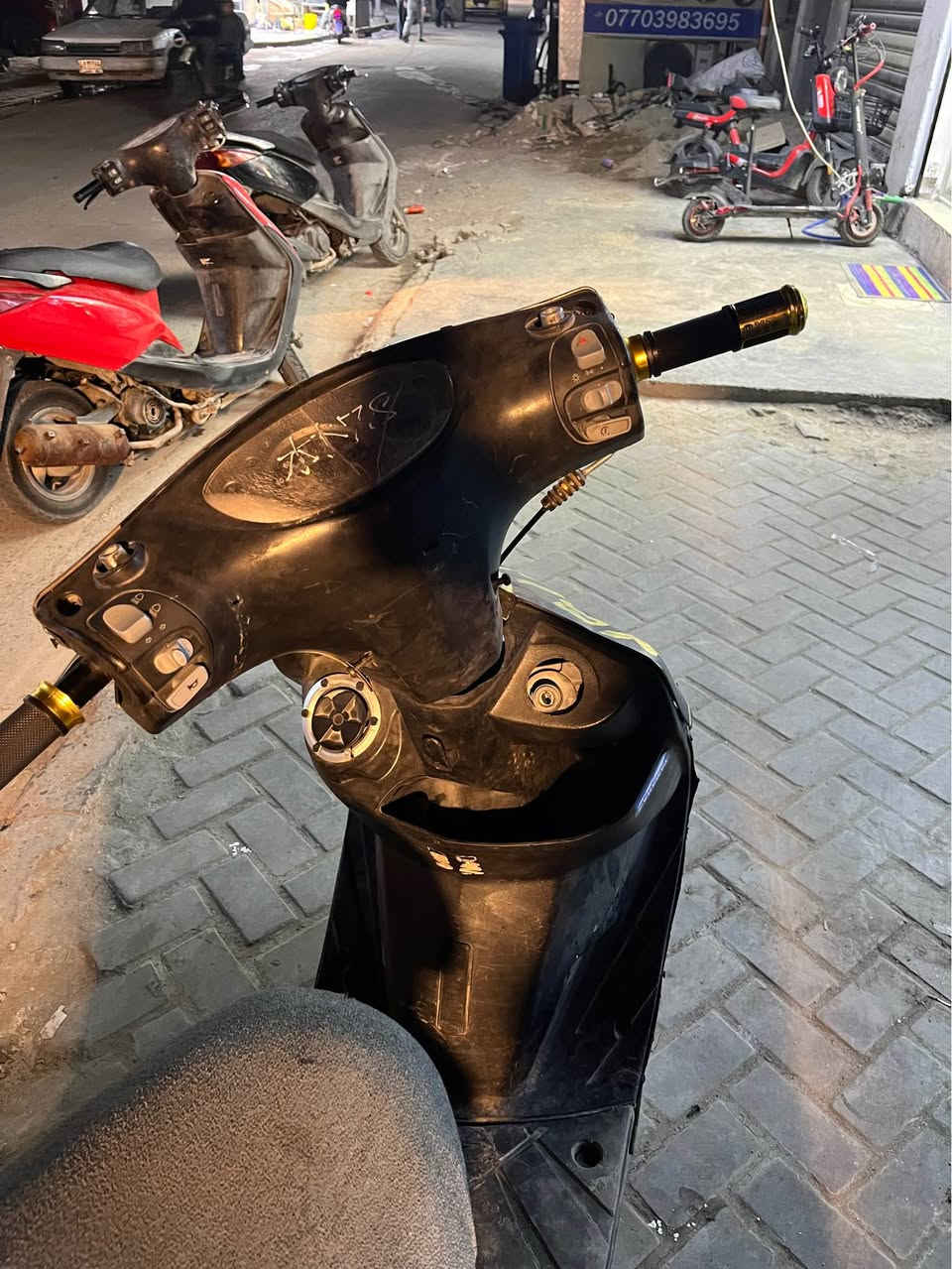 سلام عليكم. ثعلب جي تي ار. دراجه. فول.   تجفيت. جديد.    مكينه خرسه. خرسه.   دراجه كامله مكمله.  نقصه كتف مال اشاره. وراجز السلف  بي طركعه.   كامله. الدراجه.   بيه مجال بغداد الاعظميه *********** بغداد, العراق
