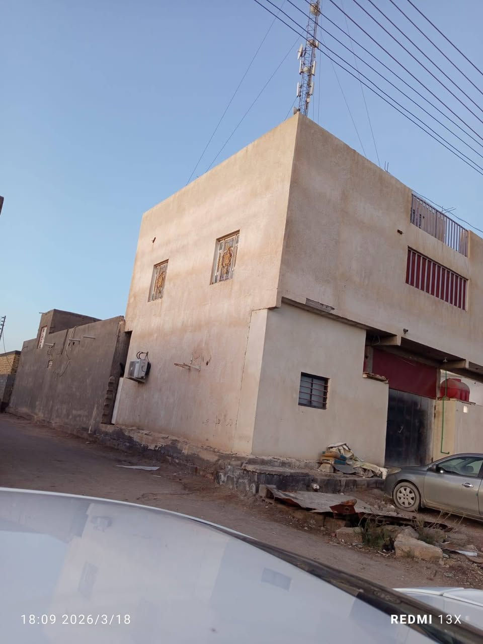 بناية للبيع احولك الراعيها مباشر 
مساحة / 130 متر ميريه
تصلح كمجمع طبي او عيادات 
طابقين
التفاصيل . 
الطابق الارضي . يحتوي على شقق 2 
الشقة رقم 1 تحتوي غرفة ومطبخ وصحيات وهول 
الشقة رقم 2 تحتوي على غرفة ومطبخ وصحيات
الطابق الاول . يحتوي على شقة واحدة غرف منام 2 ومطبخ وهول كبير وصحيات والدرج خارجي 
علما الشقق مؤجرات وتحتوي ايضا على برج انترنت مؤجر
العنوان / البصرة . كرمة علي . حي الرسالة . شارع السوك
السعر / 140 مليون وبيها مجال 
مراسلة خاص او واتساب / ***********
