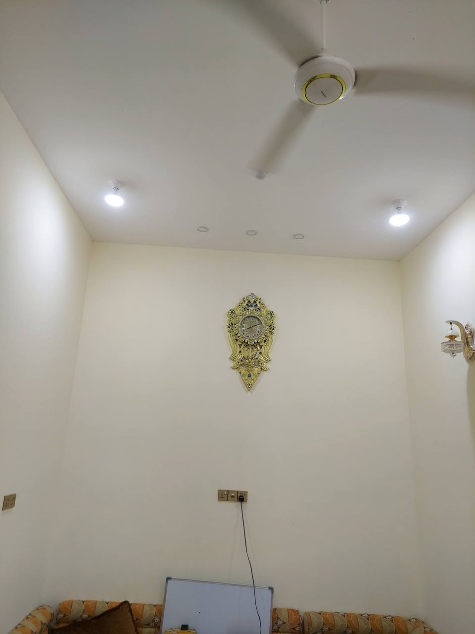 طابو للبيع مساحه ١٣٠م طابقين بالشموع مطلوب اسكان ٤١ الطابق الاول غرفه صاله مطبخ ل صحيات داخليه خارجية الطابق الثاني غرفتين زائد غرفه صغيره صاله صحيات نقص بياض بناء حديث درجه اولى الصطح اشتايكر استفسار  ***********
