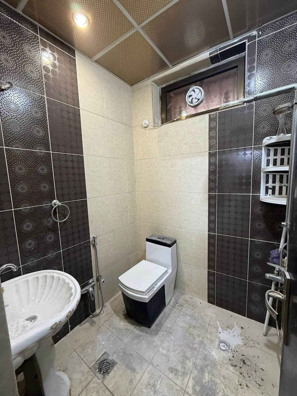 #للايجار___في___السيدية
بيت ركن مساحة ١٠٠ متر يرهم تجاري او سكني 

٣ غرف نوم 

صالة

مطبخ

خدمات صحية 

السعر ((( مليون نص  )))

مكتب عبدالله الرفيعي

للاستفسار الاتصال على الارقام التالية

***********

***********

***********
