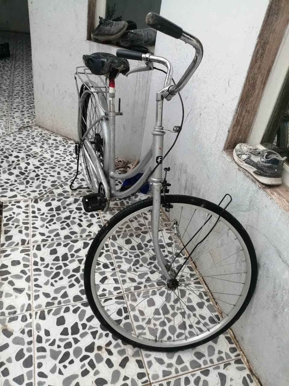 السلام عليكم هذا بايسكل جديد نظيف كله كله بلادي ما بدل بي اي شيء كله بلاد هاي بلاد يجي السعر55 للاستفسار هذا الرقم ***********
