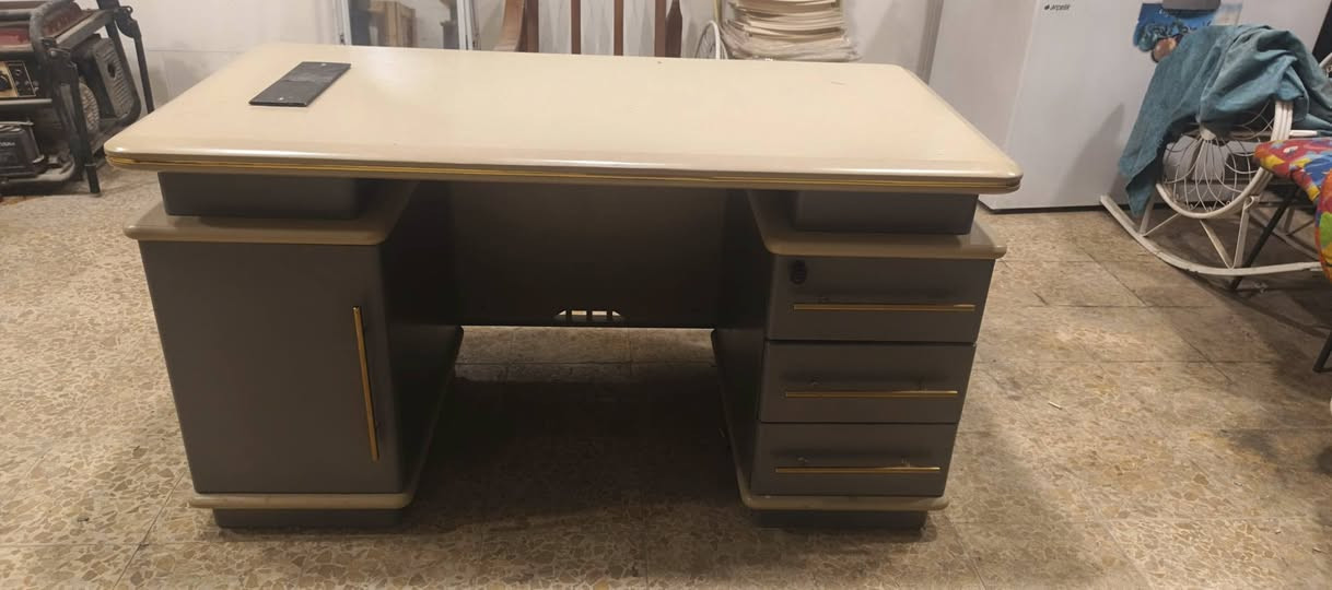 السلام عليكم
للبيع مستعجل 
مكاني شعب سوك شلال 
*********** واتساب 
مبرده ب٥٥٠ 
ميز ب١٥٠
