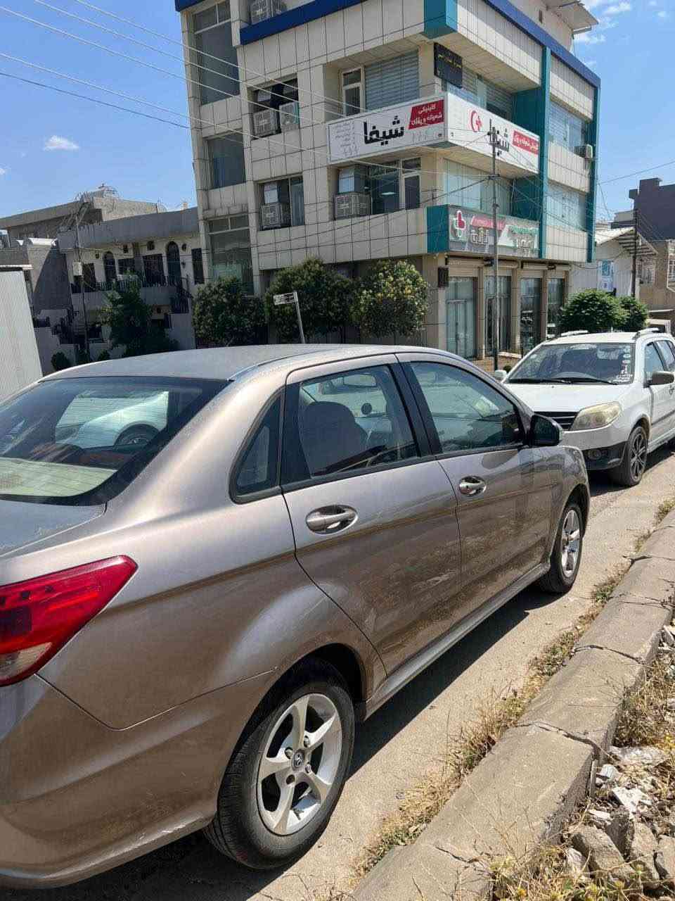 baic a115 مۆدیل ٢٠١٥ 
تەبرید سارد و گەرم گێرومەکینە بەشەرت تایەی تازەیە سەنەوی بەسەرچووە سەقف و بۆنیت و سنوق کەڵبوونەوەی هەیە 
٣ پارچەی بۆیاخە 
60گەڵاو مامەڵەیەکی کەم 
*********** السليمانية, العراق
