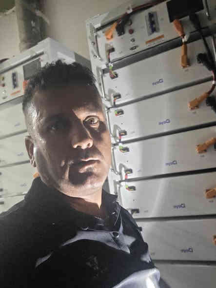 بفضل الله وحمده تم انجاز عمل تجهيز وتنصيب منظومة طاقة شمسية بدون الواح  تتكون من انفرتر high voltage 50 kw deye  وبطاريات بحجم 120 kw pro  أحدث نظام بطاريات من deye  لفندق في بغداد كمرحلة أولية  لإنتاج  ٧٠ امبير نظام ٣ فيز لمدة ٣ ساعات  بالتعاون  بتجهيز المواد  مع شركة الاساسات المتينة وتنفيذ مكتب رواد الطاقة البديلة والذكية بادراة المهندس عبدالله الدليمي  ***********
مستعدون بتجهيز وتنفيذ مختلف المنظومات المنزلية والصناعية والزراعية  Hybrid and on grid system  وبكوادر هندسية  وفنية احترافية في هذا المجال
