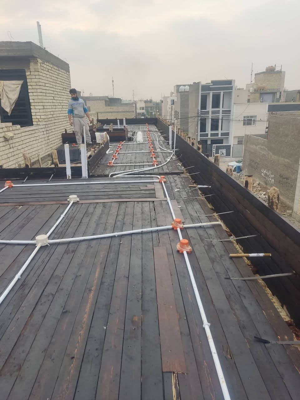 عرض الذهبي سعر المتر للهيكل  180 الف دينار فقط
مع مخططات كامل  مجانا  
العرض يشمل المساحات 150 متر واكثر  لاكثر من طابق  
مكتب البعد الربع 4D
*********** ☎️
بنود اتفاق
1- تنظيف الارض ومن ثم فرش طبقة من الجلمود (حسب الحاجة) وطبقة من السبيس ومن ثم حدله ورش الكلوردين بواسطة المرشات.
2- تاسيس شبكة مكافحة الارضة حول الجدران الخارجية.
3- فرش طبقة من النايلون الزراعي السميك. 
4- استخدام مواد ناجحة في الفحص المختبري وهي كالأتي :
·       رمل اخيضر جيد لاغراض البناء.
·       سمنت عراقي عادي لاغراض البناء وسمنت مقاوم للاملاح لاي عمل يخص الارضية.
·       طابوق  اصفر من معامل جيدة.
·       شيش مفحوص مختبريا".نوع (ff)
5- الصب باستخدام خباطة المركزية بمواصفات C30.
6- الاساس من النوع raft     بارتفاع 40 سم  ويكون تفاصيل التسليح حسب التصميم الانشائي. طبقتان 
7- تسليح السقف بأستخدام طريقة الحصيرتين ويكون تفاصيل التسليح حسب التصميم الانشائي.
8- صب البادلو بأرتفاع 15 سم.
9- البناء بعرض 24 سم وارتفاع  3م للطابق الارضي مع استخدام رباط كونكريتي فوق البناء وبعرض 24 سم وبارتفاع30سم ويكون الارتفاع الكلي 3.3م
10-ارتفاع بناء الطابق الثاني 3.2م ارتفاع بناء بطابوك 
2.9م ورباط ساقط ارتفاع 30سم ويكون مجموع ارتفاع الطابق الثاني 3.2م
11- عمل المجاري بمواد تجارية ناجحة (الامل الشريف) مع استخدام منهولات بلاستكية جاهزة (بوري بقطر 40 سم) حسب توزيع الصحيات بالخارطة الخاصة باعمال الاساس.
12- عمل انابيب بقطر 3 انج للسبالت وحسب موقع كل غرفة في البيت.
13- يكون ارتفاع الاسيجة الخارجية واسيجة المناور 2 متر.
ملاحظة:
1-    كافة الاعمال الخاصة بالتسليح والكونكريت خاضعة للتصميم الانشائي.
2-    يشمل العمل الفقرات اعلاه للهيكل(فقط) ووفق تفاصيل الخريطة 
3-ترفق مع هذه البنود صور توضيحية ومخططات والخريطة وكل التفاصيل الاخرى.
4- الذرعة سقوف فقط ،المنور والكراج نصف ،الستاره كل 2متر تحسب (متر مربع واحد
