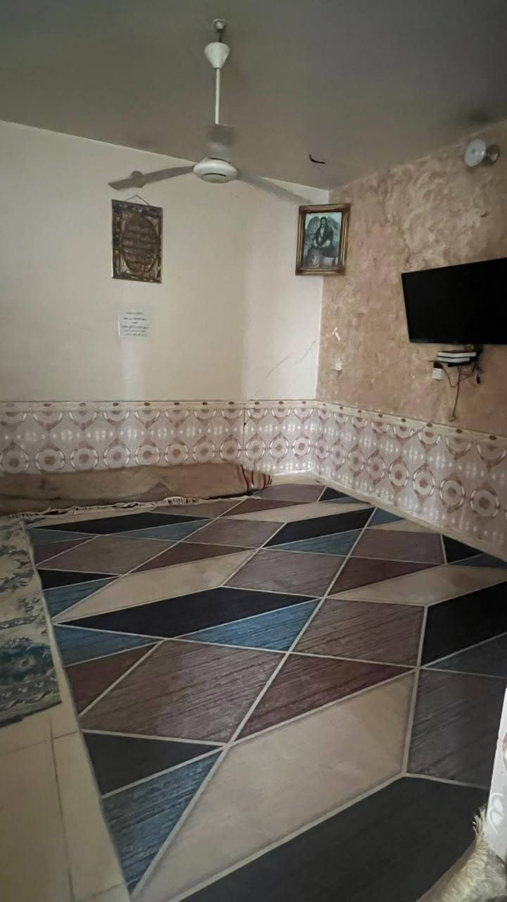 السلام عليكم ورحمة الله وبركاته 
للبيع فـي قنطرة السلام / عكد بليبل.
بيت طابق واحد، مساحة ١٦٢م. 
يتكون من: استقبال، هول، مطبخ، غرفتي نوم، وصحيات أثنين.
السعر: ٢٦٠ مليون (قابل للتفاوض المعقول).
للاستفسار: [*********** ]
