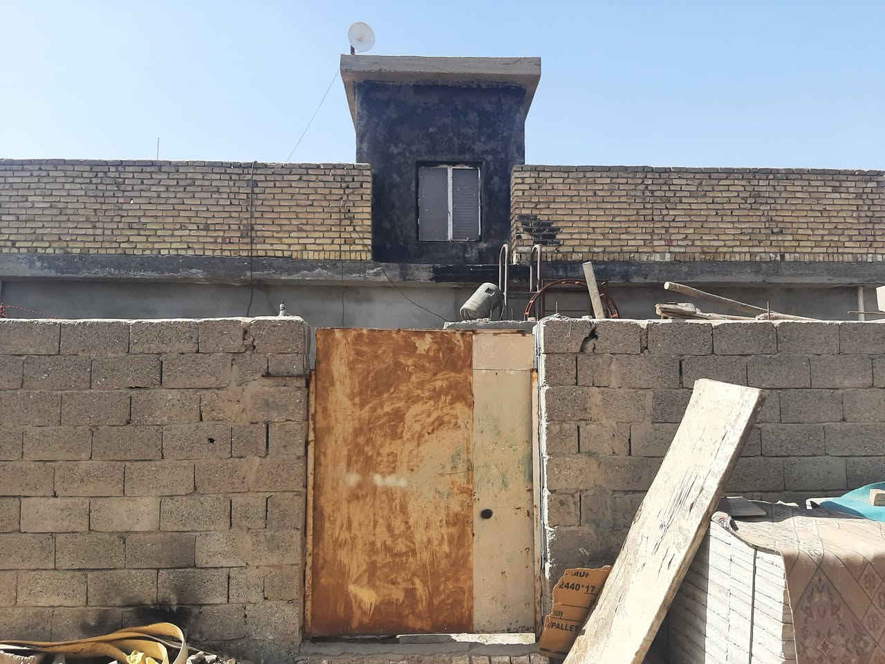 السلام عليكم بيت للبيع مساحة الكلية ٥٦٣ م سند الارض ١١٧ على شارعين البيت يحتوي ٣ غرف نوم ٥ في٤صافي استقبال ٤وربع في٩ صافي كليدور مطبخ بارد ومطبخ حار منعزل حولي ٣في٦ الترك الخلفي٨٠ م يرهم مشتمل على شارع ٣حمامات واحد سويت  ٥ نخلات يحملن حديقة طرمة گراج يتسع ٣ سيارات العنوان بغداد بوب الشام النزلة الفرع الاول السعر ( ١٧٥) للاستفسار اكثر (***********)
