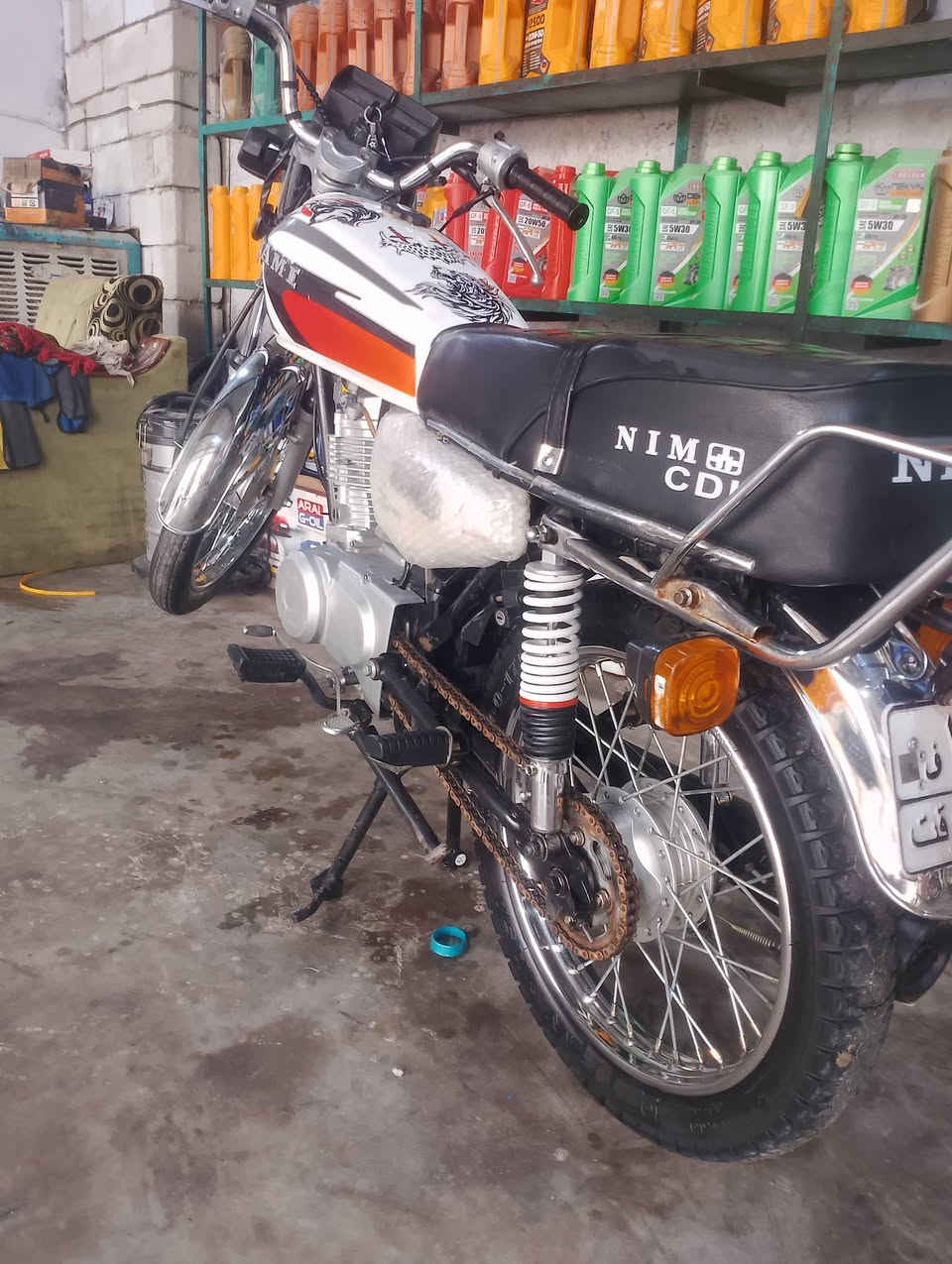 سلام عليكم دارجه نامه نضيفه نص هندر شغله
1كهرباء كلهه شغله 

2نقص بس اشاير ما يشتغل بس اشاير جديدات 

3دبل أمامي شغله او جديد 

4دبل خلفي جديد

5عداد سرعه شغل او جديد 

6صنيه نضيفه او جديد 

7تانكي جديد او موشم 

8ويلاه خلفي أمامي جديدات 

9مكينه نامه او حلوه بس مفتوحه 

10سيبايه حلوه او جديده

11وياهه ستيرن او جملغ أمامي او دوسه مال رجل 
او بيهه اوراق السعر 425او بيهه مجال حك الجيه المكان بعقوبه التحرير موديل 25 الدراجه تعمير حلوو. ***********
