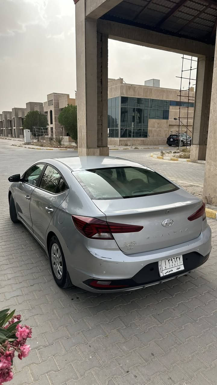 النترا ٢٠٢٠ 
نص فول محرك ألفين وارد امريكي فقط بنيد مبدل من امريكا وشبر بارد بالجاملغ جهة السايق جاهزه السياره من كلشي تبريد ثلاجة رقمها نجف مداور ثاني يوم سعرها ١٢٥ وبيها مجال للتواصل فقط اتصال ***********
