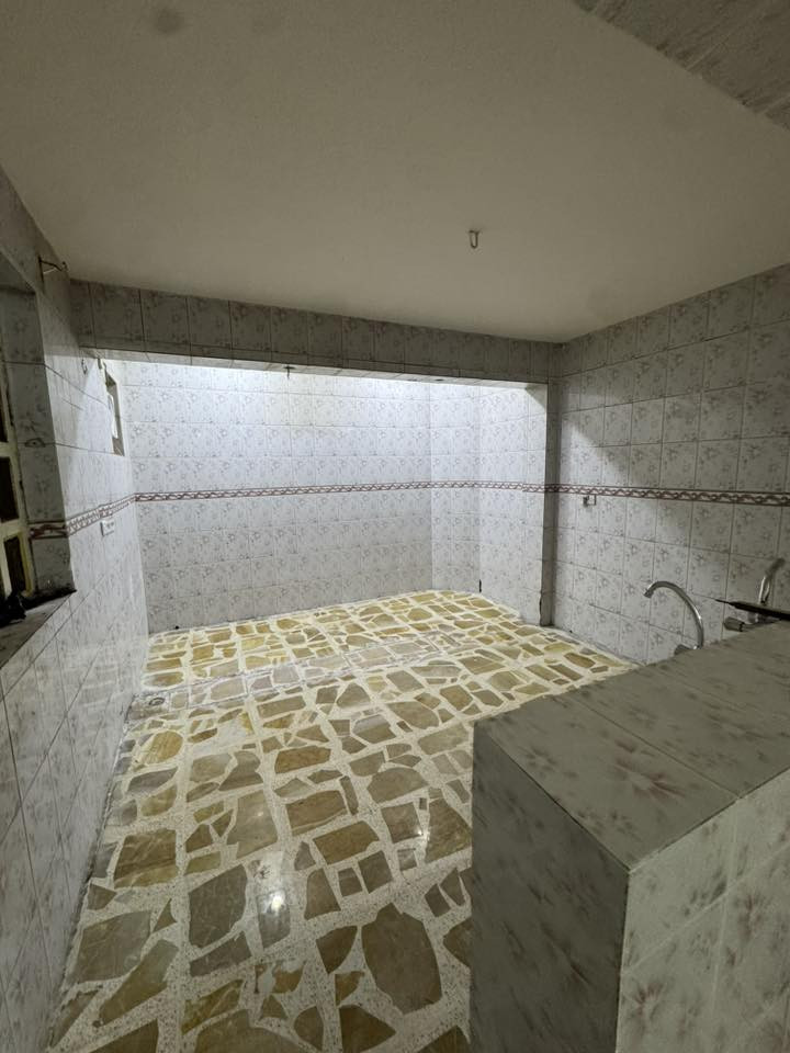 #للايجار__________في__________السيدية

بيت ٣٠٠ متر موقع مميز شارع عرضة ١٥ متر

يحتوي على ٣ غرف نوم صالة و استقبال 

و مطبخ و خدمات و حديقة داخلية و كراج 

للأستفسار آكثر الأتصال على الرقم 

***********

آو زيارة المكتب الكائن في منطقة السيدية 

شارع جامع الأقصى مقابل لحوم جويلي
