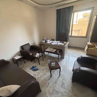 مكتب كامل ومستعمل قليل يحتوي على قنفات عدد 3 قطع وميز مكتب كبير مع كرس...