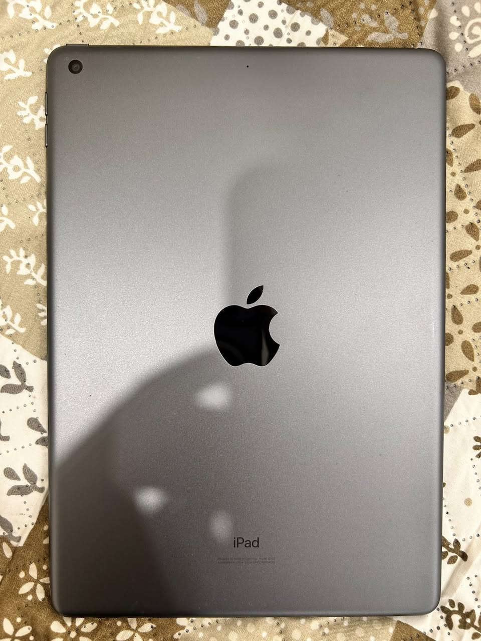 السلام عليكم
للبيع  iPad 7 Pro ✨

الجهاز نظيف كلش ولمعته لمعة وكالة، استخدام خفيف ومحافظ عليه بصورة ممتازة 👍🏻

📱 المميزات:

*انطيك وي الجهاز شاحنة وواير طويل
*يحتوي الجهاز على لصقة وكفر دفتري ويحتوي على تكوة يعني تكدر تتكي الجهاز وتستعمله باريحية مطلقة
*الجهاز خالي من اي شخط ونضيف بنسبة 100‎%‎
*تگدر تربط على الجهاز كيبورد وماوس بلوتوث عن طريق ميزة الـSmart Connector
*تكدر تشحن القلم عن طريق الـ3 النقاط الموجودة من صفحة الي عن طريقها تربط الكيبورد والماوس "ما يجي وياه قلم لازم انت تشتري"
*الجهاز نحيف جداً ووزنه جداً ممتاز للحمل باليد
* شاشة كبيرة وواضحة تفتح النفس للفيديوهات والدراسة والألعاب حجم الشاشة 10.5 إنج 
* لون Space Gray فخم وشكله مرتب
* البطارية زينة وتكعد فترة
* سريع وسلس بالاستخدام اليومي والتصفح واللعب
* مناسب للدراسة، اليوتيوب، الرسم، والشغل
* الكامرات بي واضحة للمكالمات والتصوير
* الجهاز مرتب جداً وما بيه دكات قوية أو استعمال مزعج
*الجهاز مستعمل لفترة اقل من سنة
*الشاشة تدعم 90 هيرتز وقبل جان يشغل 60 فريم بـ ببجي ومدري اذا هسا يشغل 90 او لا🤍

🛠️ الملاحظة:
بيه عطل بالهارد فقط ويحتاج تبديل هارد، غير هذا الجهاز نظيف جداً.

*الجهاز مو مفتوح ابداً والك الاحقية تفحص الجهاز قبل الشراء
*على حسب ذاكرتي البطارية نسبتها وسط التسعينات

تكدر تاخذ الجهاز كـ قطع غيار او تاخذه وتصلحه
سعر الجهاز 250 الف وبي مجال للشراي🤍
للراغبين بالشراء التواصل على الخاص او على رقم الهاتف *********** "الرقم بي واتساب" مكاني الموصل الجانب الايسر
وان شاء الله ما يكون خاطركم الا طيب🤍
لا يتم استرجاع الجهاز بعد البيع وبدون احراج

لا يتم استرجاع الجهاز بعد البيع وبدون احراج🤍

