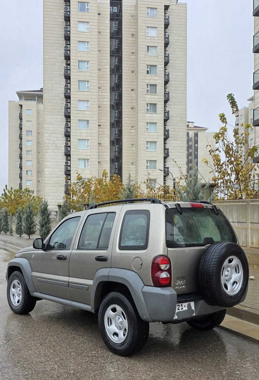 Jeep lebirty 2007 

نمونه بى بوياخ بى سارد 
دبل اكسل ناو زه رد شان ئيرباك
جوار تايه ى تازه ى له زيره جركه ى تيا نيه كيرو مه كينه  به شه رت
سه نه ويو ره قه م تازه 
شوين /سليمانى
نرخ/١٠٦ كه لاو معامه له
ت/*********** السليمانية, العراق
