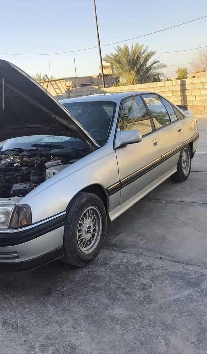 قبل كلشي هذا التعمير اخذ مني ٦ شهور صرفت عليها اكثر من سعرها 
بس مايحتاج امدح واسولف . لان الصور كدامكم وعينك ميزانك 

١ ـ كير ومحرك وارفلو بالشرط . يعني اخذها واطلع للبصرة 
٢ـ صدر وحدادية بعد هو تعمير جديد يعني بالشرط والكفالة 
٣ـ كهرباء بالكامل جاهز .  جام الابواب ال ٤ والسقف كهرباء وكلة شغال 
٤ـ هاي السيارة وارد خليجي يعني محسن يجي كشن جلد بلاد 
٥ـ عوازل صوت وحرارة يعني اتونس بالصيف 
٦ـ سنوية عاج باسمي تحويل جاهز ونظيفة بالمرور 
٧ـ نواقصها كماليات فقط بعدني مشادهن  
٨- بدون بوليش لان الصبغ جديد . صور السيارة قبل المعجون موجودة وبعد المجعون موجود لضمان نظافة الهيكل للمشتري . 
٩- منظومة التبريد وبوكس الدكتات جاهز يعني انطيهن الك وانت شهدهن 
( راديتر وفريز وفان ودكتات ) 
١٠ـ منضومة لايت زينون العدسة اغلى شي بالسوك سعر الزوج ٧٥ الف مع ضفيرة تقوية امريكي . يعني ليلك ونهارك سوى 

 مختصر الكلام متعوب عالسيارة حيل مو شوية  والسعر ٣٥ بيها مجال للطيب 

مكاني صلاح الدين/ سامراء او تكريت عادي 
***********
