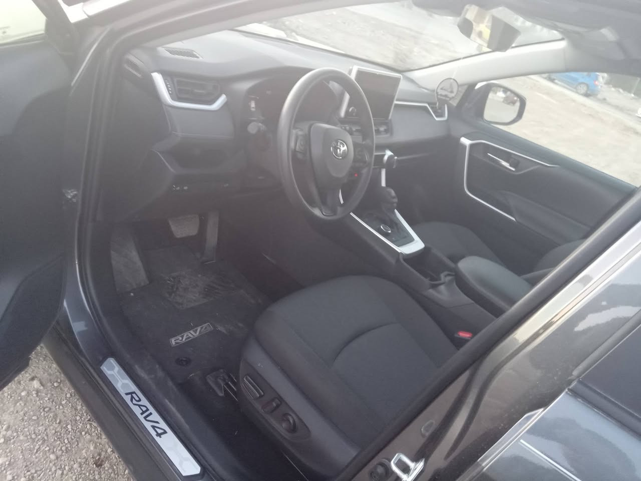 السلام عليكم للبيع فقط راف فور هايبرد وارد امريكي موديل 2025 ماشيه 3000 حقيقي حادثها موضح بالصوره بنيد مبدل نفس اللون يعني السياره بدون صبغ بدون شواصي بدون لغد بدون ايرباك السعر 265 للاستفسار ***********
