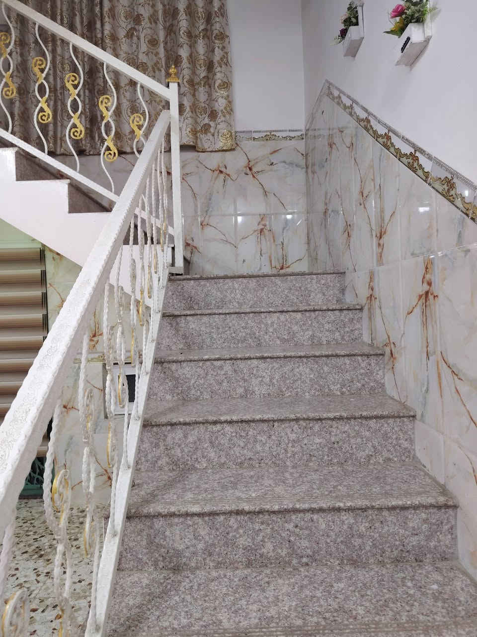 بيت للايجار بالحكم المساحه 130متر جاهز ونظيف للاستفسار الاتصال على الرقم 
***********
