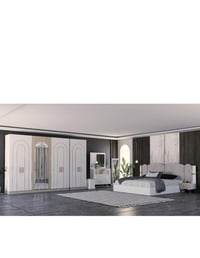 عندي غرفه 7قطع  ماخذه جديده فقط مشدوده بدون استخدام  قياس الكنتور 3متر...