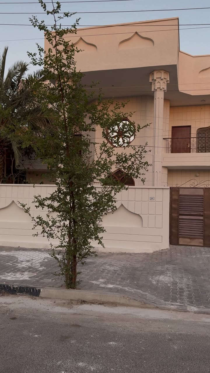السلام عليكم بيت للايجار شركات مساحة البيت ٢٥٠ طابقين متر على شارع الدفاع المدني الشارع العام يحتوي على كراج وحديقة ومطبخ وصحيات وصالة واستقبال وغرف عدد ٤ 
للاستفسار ***********
