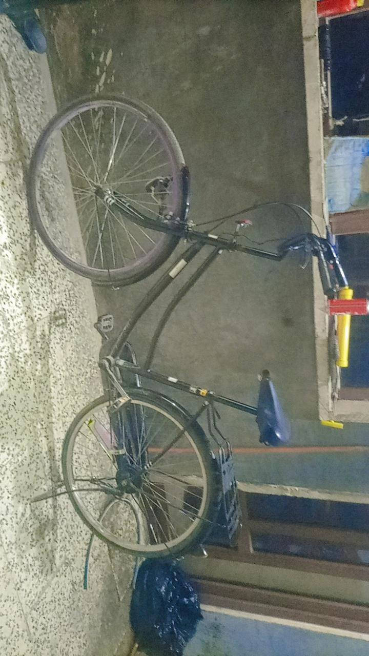 السلام عليكم بايسكل سانتوس للبيع اخو الجديد وكلش نضيف فقط الويل الوره معوج بس يمشي طبيعي متواجد بس واتساب*********** السعر 90 وبي مجال بسيط مكاني بغداد البلديات
