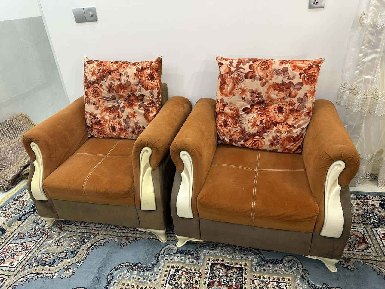 تخم 8 مقاعد
كراسي 2 
قنفات 2
النظافة 80%
العنوان البياع قرب حسينية موسى الكاظم
*********** للتواصل اتصال
