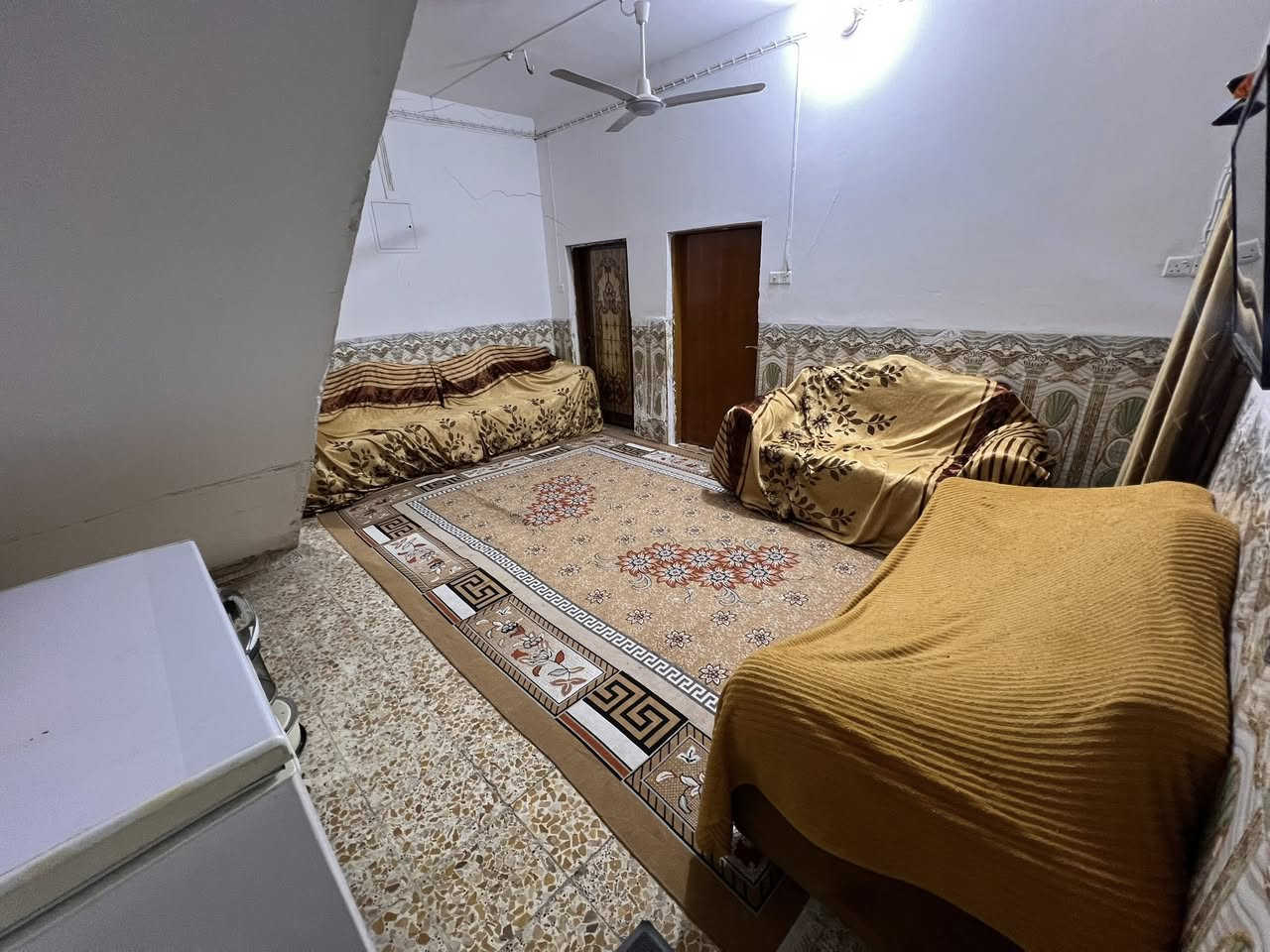 السلام عليكم ورحمة الله وبركاته
الطابق الأول غرفه وصاله وستقبال ومجموعه صحيات عدد ٢ ومطبخ ومنور 

الطابق الثاني ٣غرف مع صاله مع مجموعه صحيات مع صاله 

بناء البيت ٢٠١٦كونكريت دبل فاليوم

النجف الأشرف حي الانصار مقابل كراج الجنوبي.  120متر 

***********
