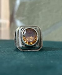 خاتم💍رجالي فضة مزين بحجر سترين الأصفر البراق  و الجوانب عريضة مزينة با...
