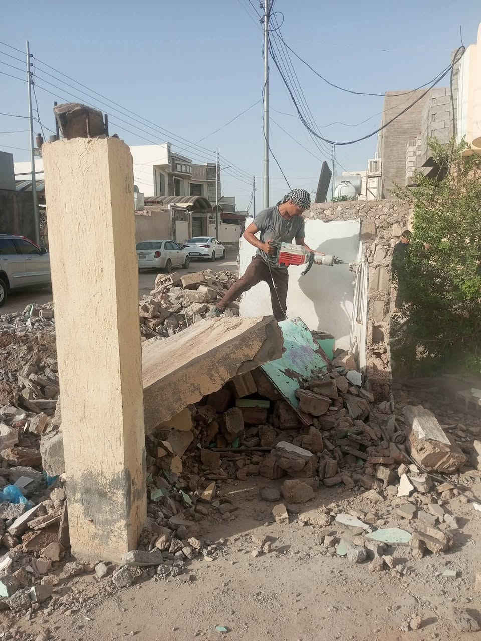 *********** سلام عليكم  / يوجد كادر عمل جاهز/ تصعيد مواد/ تنضيف بيوت/ تفليش/ تكشيط/ تنضيف حدائق/ دفن نهري  / شقلنه ليل ونهار   /ومعداتنه جاهز/ ماعليك بس تصال على رقم  /     ***********
