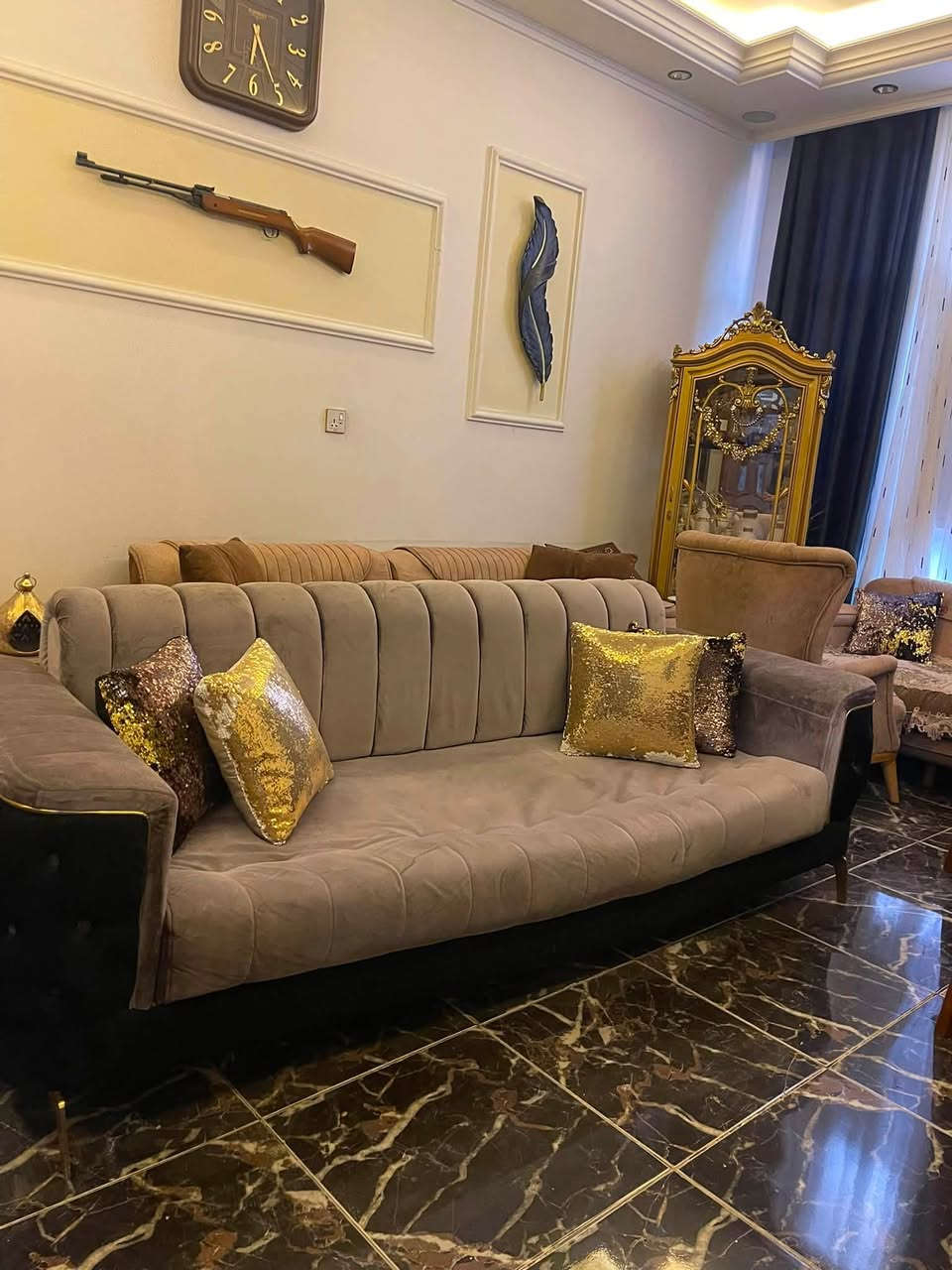 🛋️ قنفة تركية بحالة ممتازة، تصميم عصري وأنيق، قماش مخملي مريح ولون رمادي راقٍ، مناسبة للمجالس وغرف الجلوس.

💰 السعر: 200 (حسب المذكور)
📍 العنوان: بغداد – حي العدل
📞 للاستفسار والتواصل: ***********

