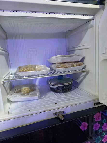 ثلاجه للبيع العنوان الكمالية البستان السعر 175 ثلاجه نضيفه بيها بس لرجلين لاماميات مكسورات ***********
