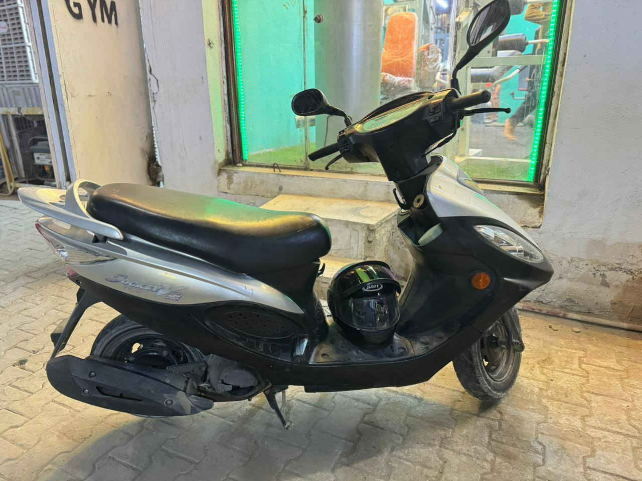 سلام عليكم
كامكو v2 استخدام شهر الدراجه حاويه خذتها
السوادات والكفرات بلادي مولحات بس اني سويتهن بالفير للجماليه حركتنهن سويتهن سود 
مكينه بالجيس سلف الدراجه 
مكاني نجف 
 *********** متواجد واتساب
