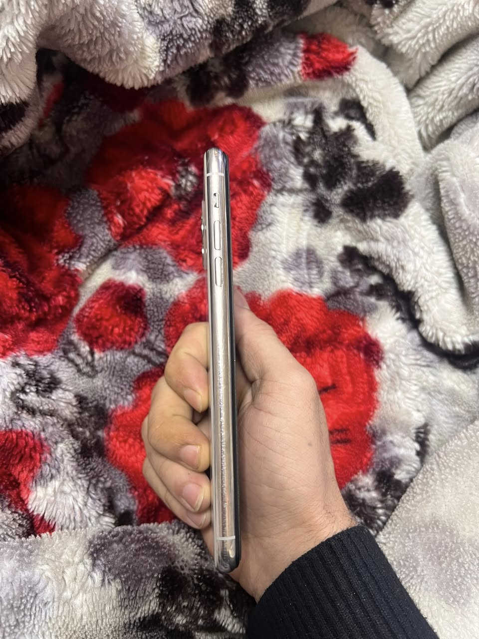 سلام عليكم 11برو ماكس ذاكره 256جهاز نضيف شخط مابي فقط مبدل شاشه ارقه شاشه بسوك بطاريه 80  بلادي جهاز نضيف رقمي *********** بغداد
