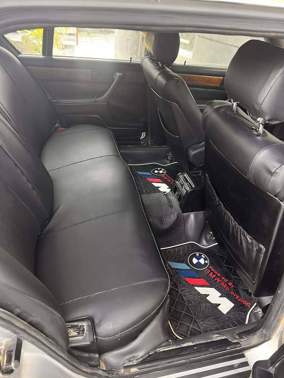 السلام عليكم بي ام نضيفه كلش احلا من الصوره كلشي جديد بيه تخم تاير تبريد منضومه جديد منضومه بانزين جديده كله شغال 75وبيه مجال ***********رقم جديد بغداد هزه جديده
