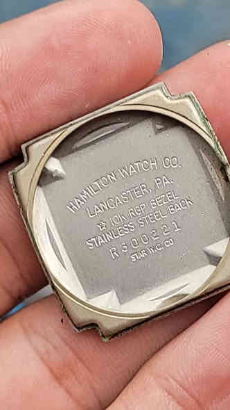 1962 
HAMILTON GARY 
قطعة مميزة من هاملتون منذ عام ١٩٦٢ 
تغليف ذهب ١٠ 
نصب تكويك 
الساعة بحالة ممتازة 

أبعاد 
عرض ٢٧.٢٥ مم 
طول مع الاذانات ٣٥.٢٥ مم 

للإستفسار المراسلة على الواتساب 
***********
